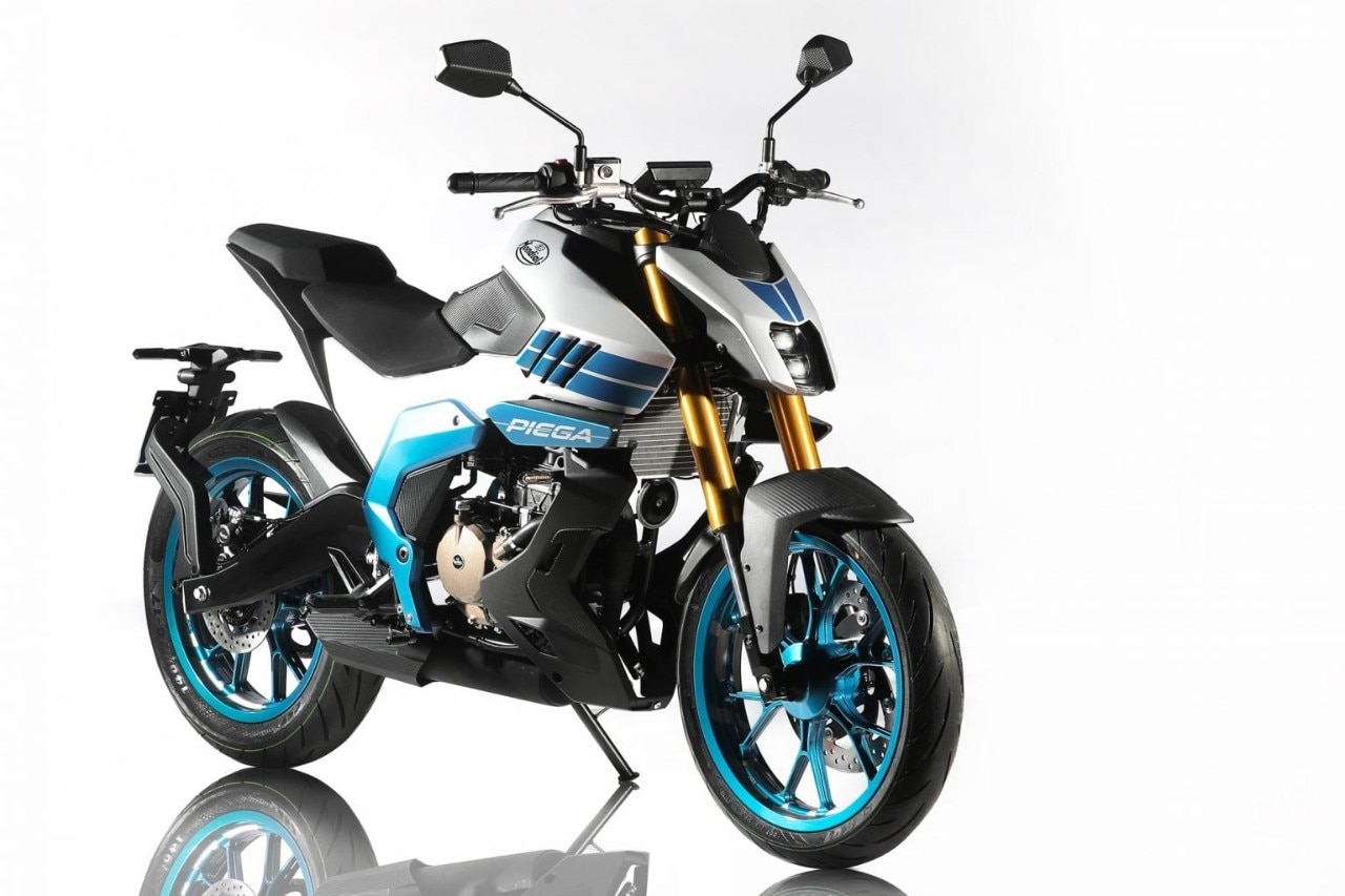 <div class='descrGalleryTitle'>F.B. Mondial Piega 125</div><div class='descrGalleryText'><p>Ai giovani non dirà molto, ma quello della <b>Mondial Piega</b> è un nome storico. Non lascia tuttavia trasparire nulla di antico la nuova&nbsp;<a href="https://www.dueruote.it/moto-scooter/f-b-mondial/f-b-mondial-piega-125-abs/">Piega 125</a>, piccola naked guidabile con patente A1 che sfoggia invece un <b>design super moderno</b> e filante. Svetta il particolare gruppo ottico a doppio led sovrapposto, che ben si abbina ai foderi forcella dorati e al parafango anteriore in simil carbonio. Qui siamo di 1 cavallo sotto il limite di legge dei 15, ma il peso finale è tra i più contenuti, solo <b>135 kg in ordine di marcia</b>. Invitante anche il prezzo: 4.190 euro.</p>
</div>